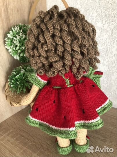 Вязаная кукла ручной работы