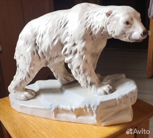 Фарфоровая статуэтка 