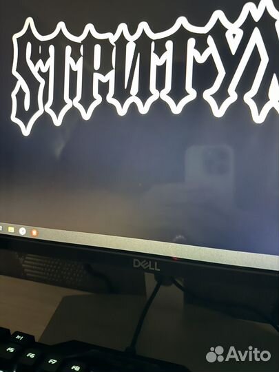 Игровой компьютер с монитором и клавиатурой