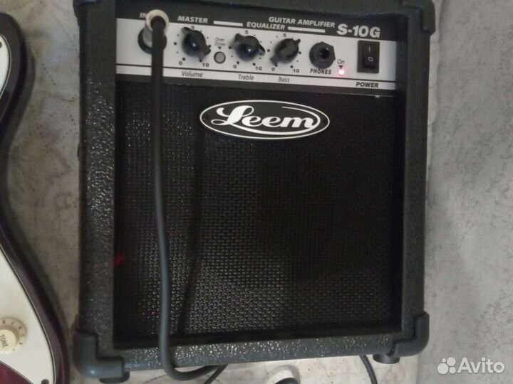 Электрогитара Yamaha + комбоусилитель + медиаторы