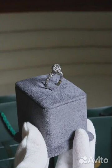 Кольцо из белого золота с бриллиантом