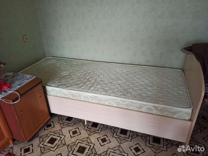 Кровать с матрасом