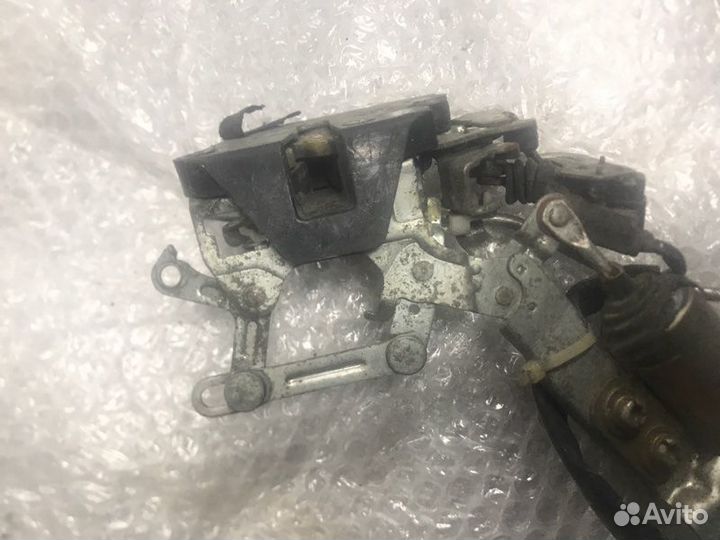 Замок двери передний правый Toyota Hilux VZN130