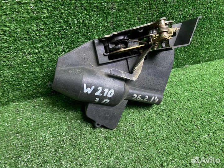 Замок двери задний правый Mercedes-Benz E W210