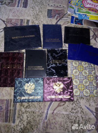 Мелки цветные и белые, книжки детские, кошельки