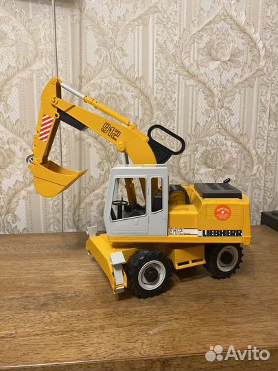 Экскаватор Bruder Liebherr Брудер либхер желтый