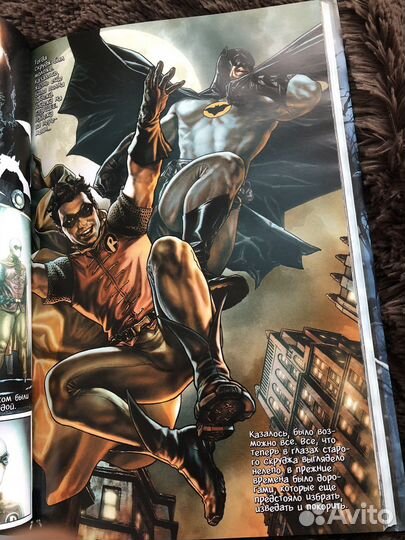Книга. Автор Ли Бермехо. Бэтмен