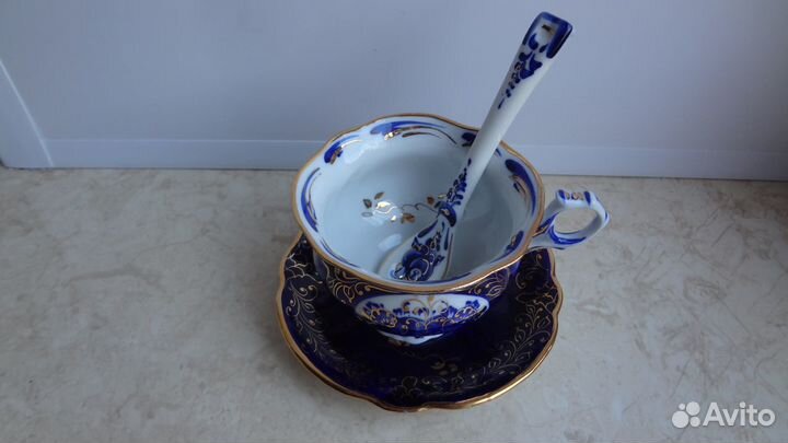 Фарфоровая чашка с блюдцем и ложкой
