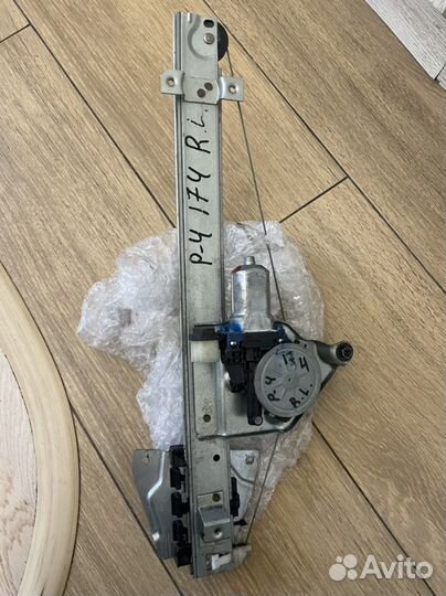 Задний стеклоподъемник левый pajero 4