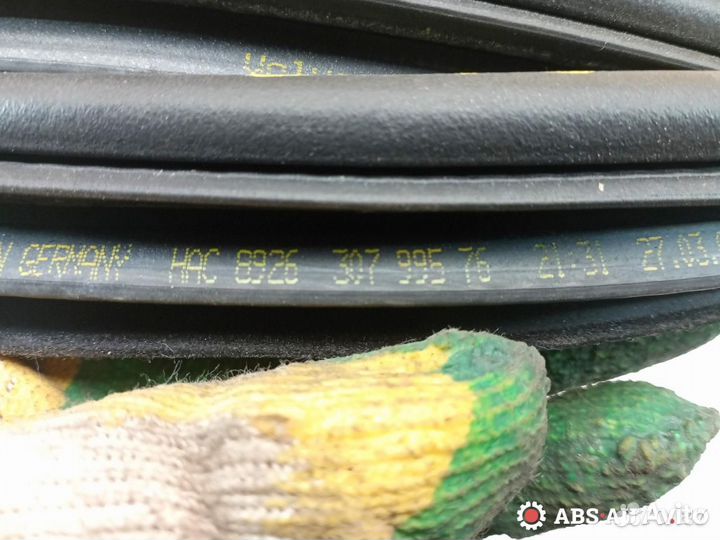 Уплотнитель двери передней левой Volvo XC90 2004