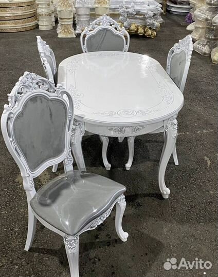 Кухонный стол и стулья