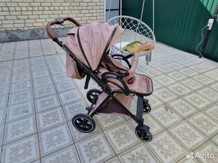 Прогулочная коляска с перекидной ручкой