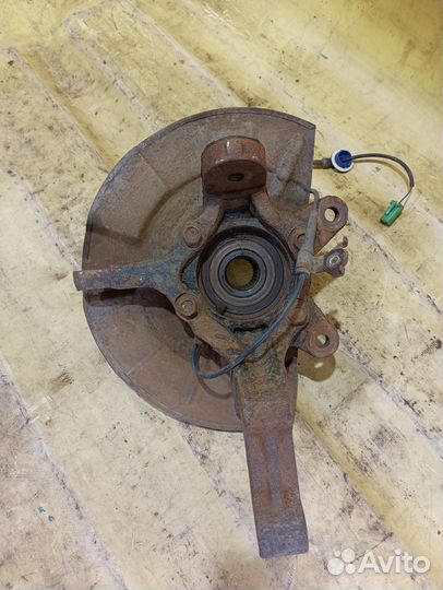 Кулак поворотный передний левый Suzuki Grand