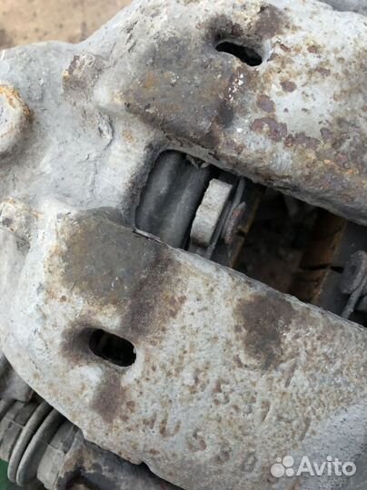 Суппорт передний правый mitsubishi colt z30