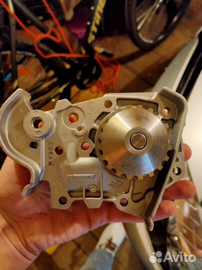 Водяной насос помпа Renault Logan новая