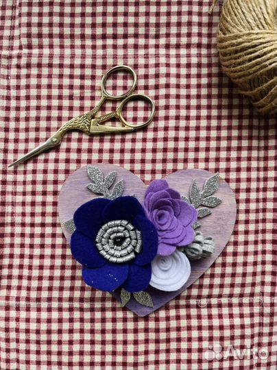 Панно на дереве с цветами из фетра