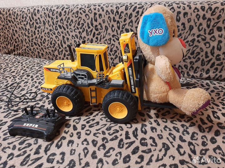 Машина-погрузчик на управлении новый