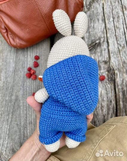 Вязаная игрушка Заяц с морковкой