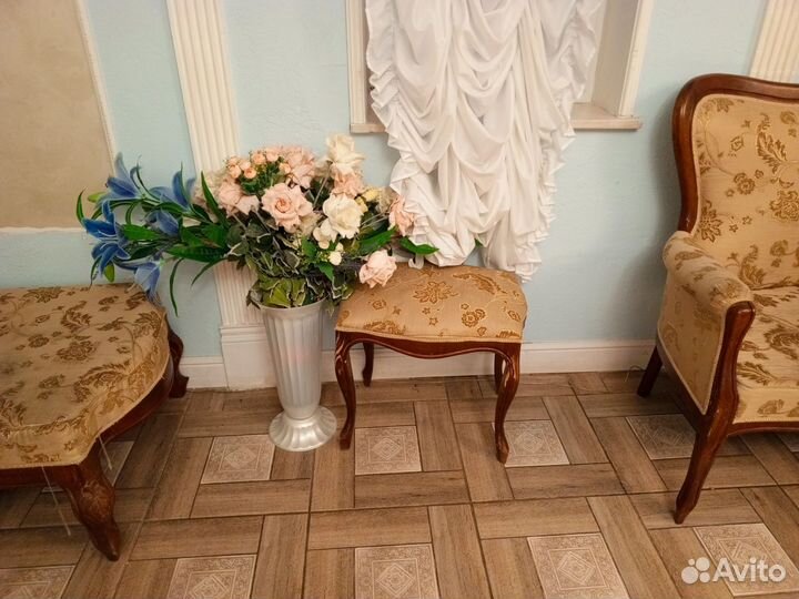 Комплект старинной мебели из шести предметов