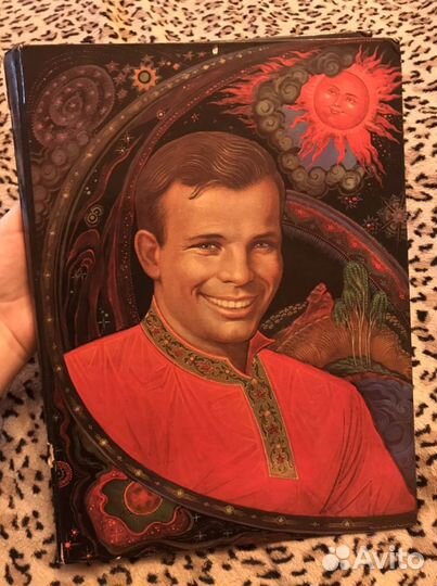 Книга-альбом о Ю. Гагарине (1982 г.)