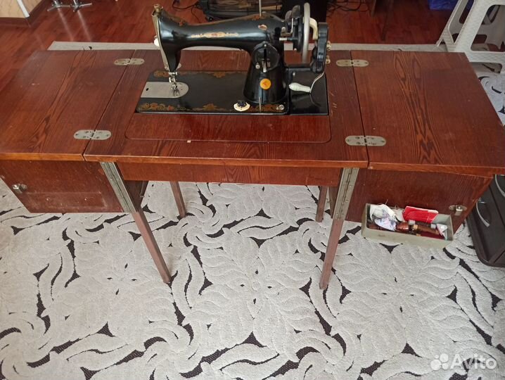 Ретро винтажная швейная машинка СССР