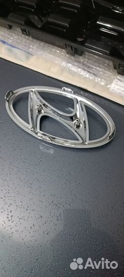 Решетка радиатора глянцевая со значком Хундай