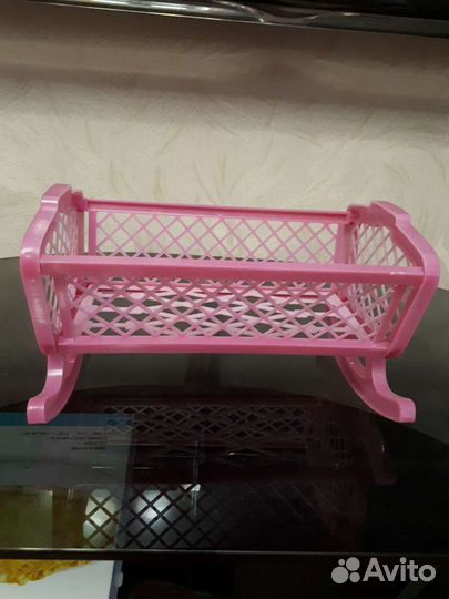 Кроватка для куклы с постельными принадлежностями