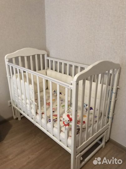 Детская кроватка с продольным маятником