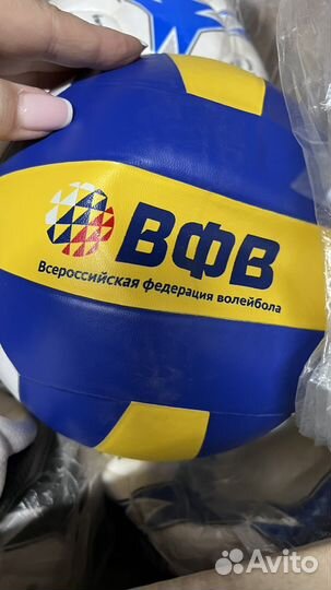 Футбольные мячи, баскетбольный мяч