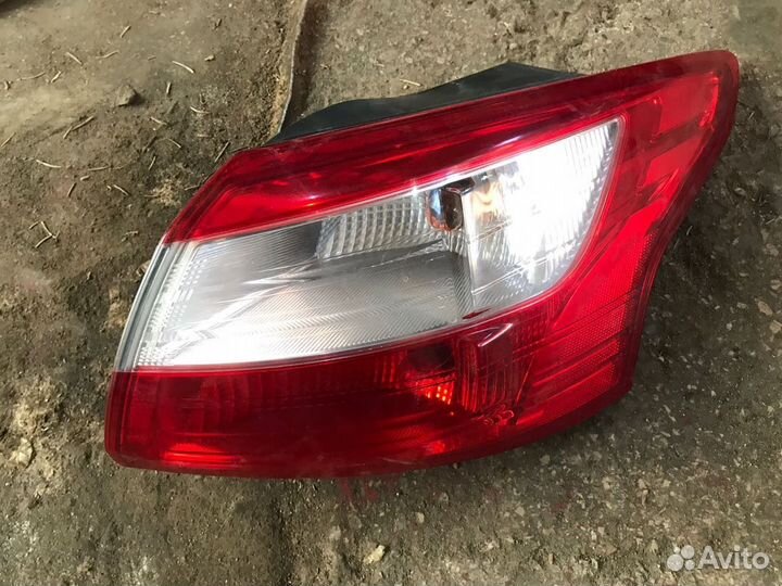 Фонарь задний правый в крыло Форд фокус 3 седан
