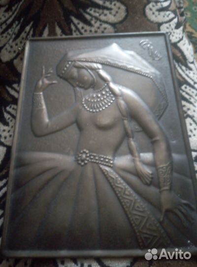 Старинная чеканка с вензелем мастера