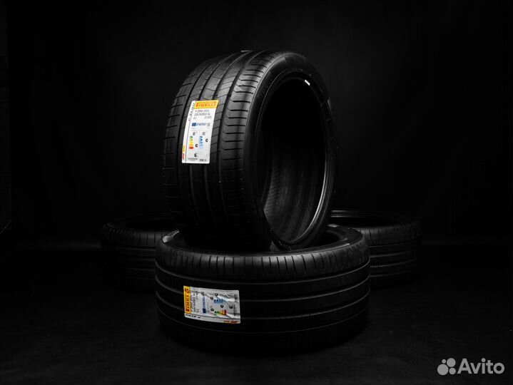 Pirelli P Zero PZ4 325/35 R22 и 285/40 R22 114Y