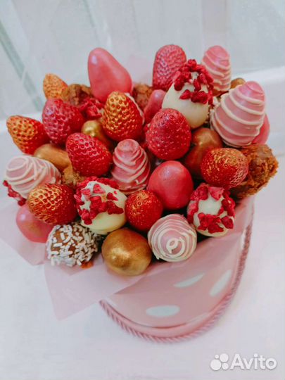 Клубничные букеты с цветами и без