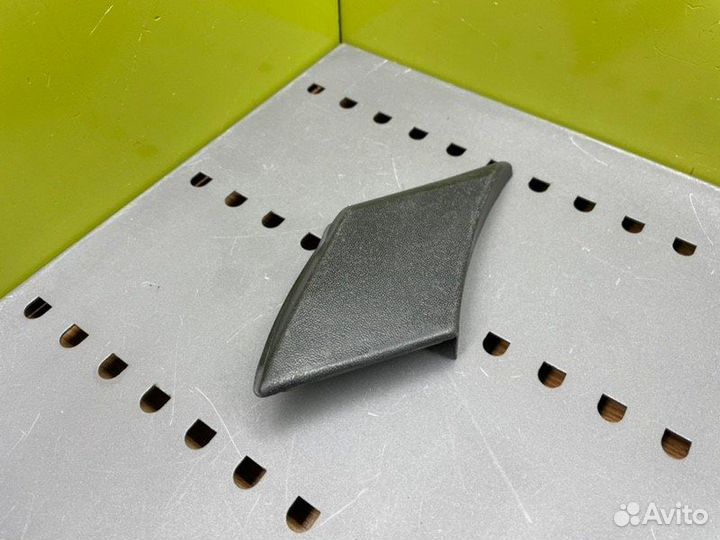 Молдинг на крыло задний левый Volkswagen Passat B3