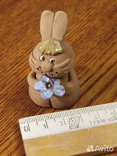 Фигурки (сувениры) зайчиков из глины и нефрита