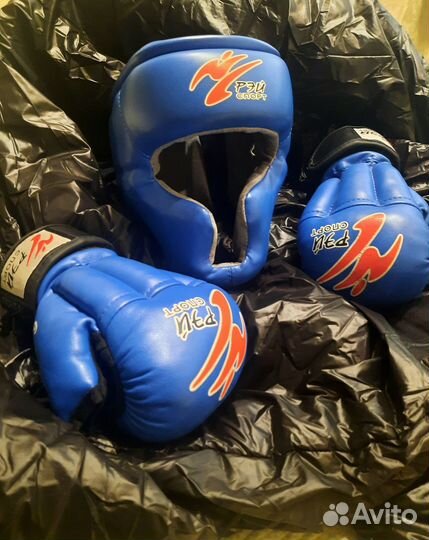 Боксерские перчатки детские и шлем