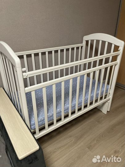 Детская кроватка с маятником и матрасом