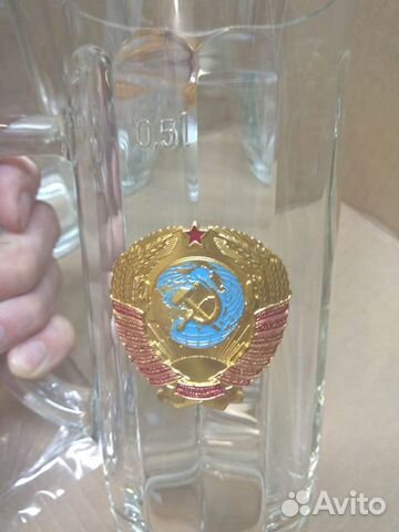 Коллекционные кружки с металлической эмблемой