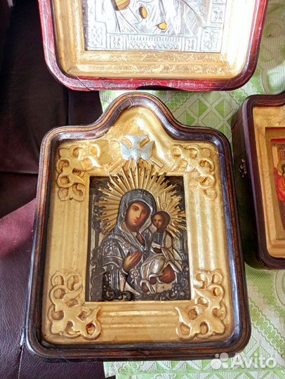 Старинные иконы (3шт), киоты (3шт)