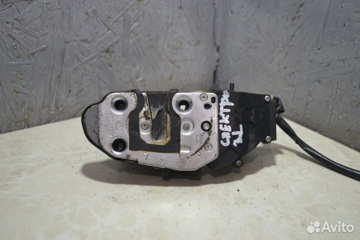 Замок двери задний левый Kia Spectra