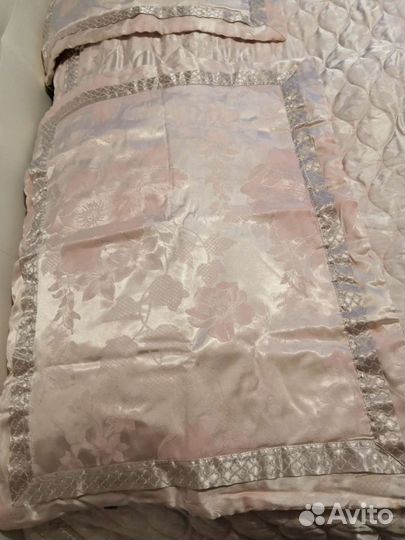 Пледы и покрывало