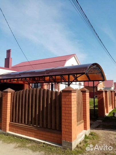 Металлический навес для машины