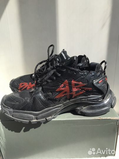 Кроссовки balenciaga runner red graffiti 45 р