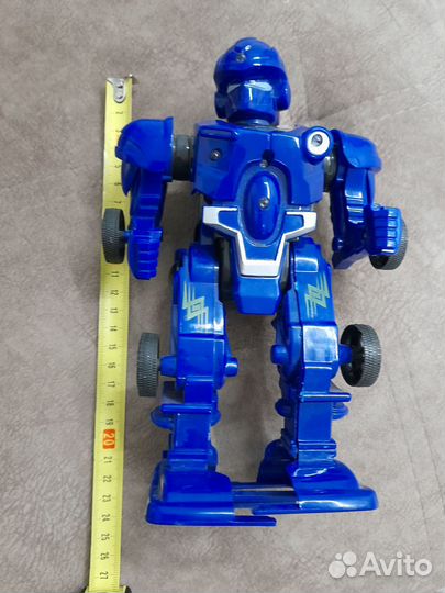 Робот ходит и стреляет,светится