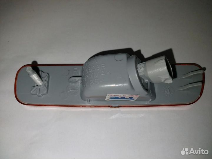 Габаритный фонарь передний правый Lexus RX MCU15