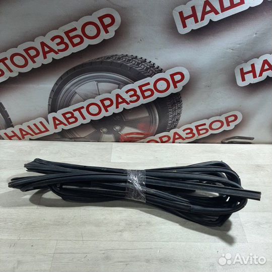 Уплотнитель стекла двери LADA Largus 2013