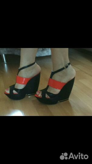 Эффектные босоножки Sasha Fabiani