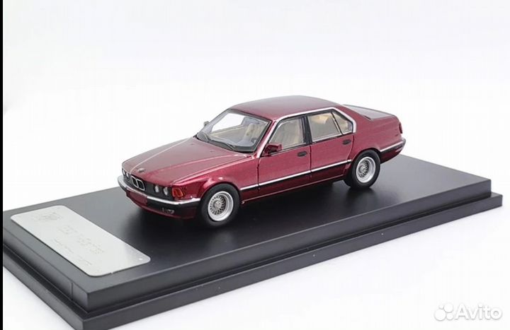 Модель автомобиля BMW 5series E34 в масштабе 1/64