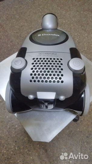 Пылесос Electrolux accelerator zac6716