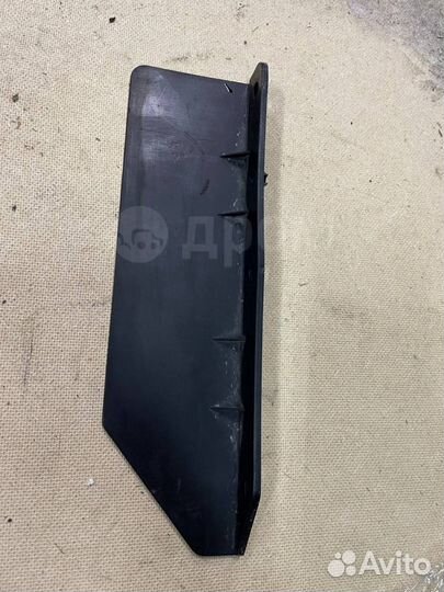 Брызговик правый (1200км) Toyota Land Cruiser 300